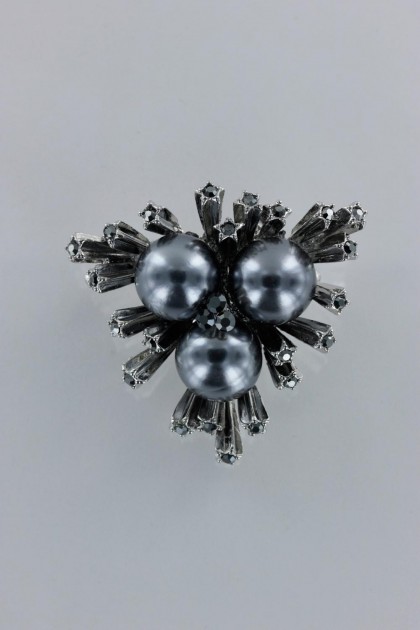 Snow bit with pearl brooch 