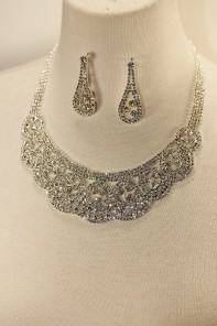 Queen rhinestone necklace set
