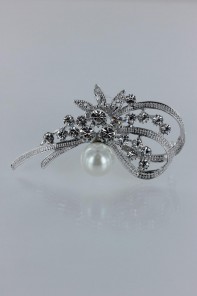 Traditional pearl brooch 